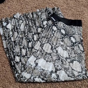 Express women Snake Skin Print Pleated Skirt size S Excellent Condition